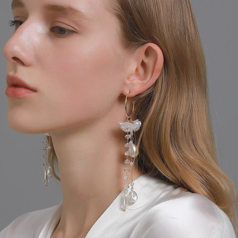 Von der Natur inspirierte elegante lange Tropfenohrringe mit Blumen und Perlen