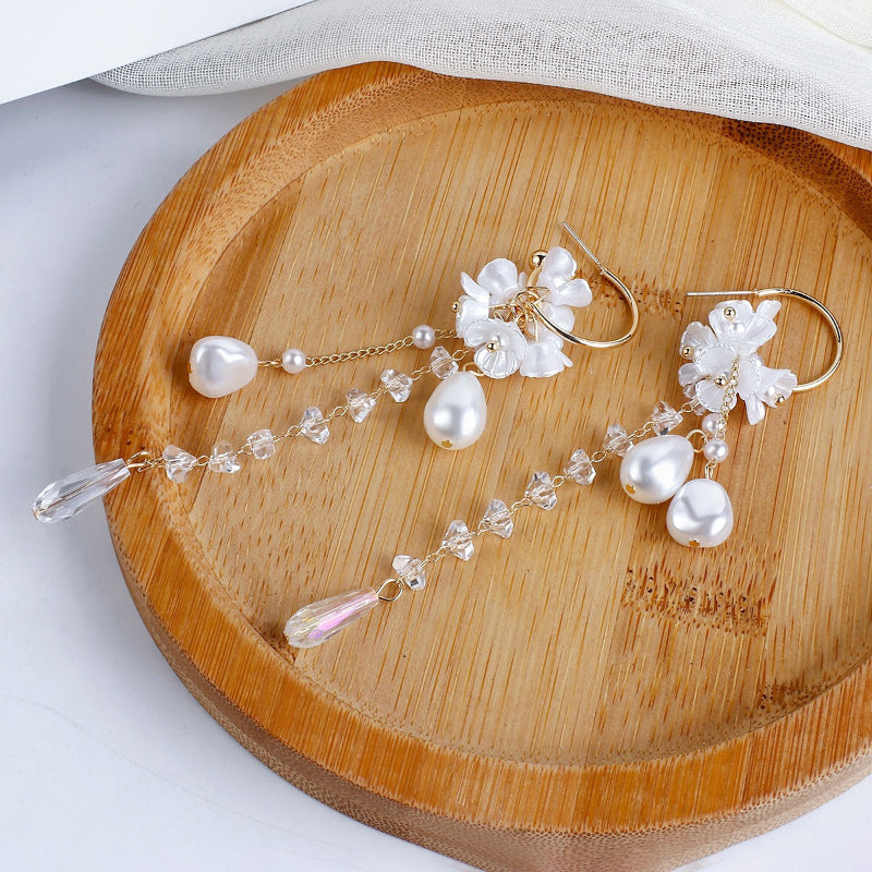 Von der Natur inspirierte elegante lange Tropfenohrringe mit Blumen und Perlen