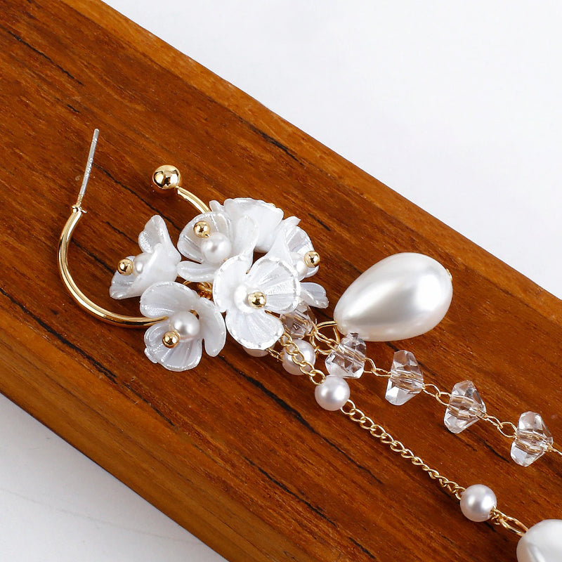 Von der Natur inspirierte elegante lange Tropfenohrringe mit Blumen und Perlen