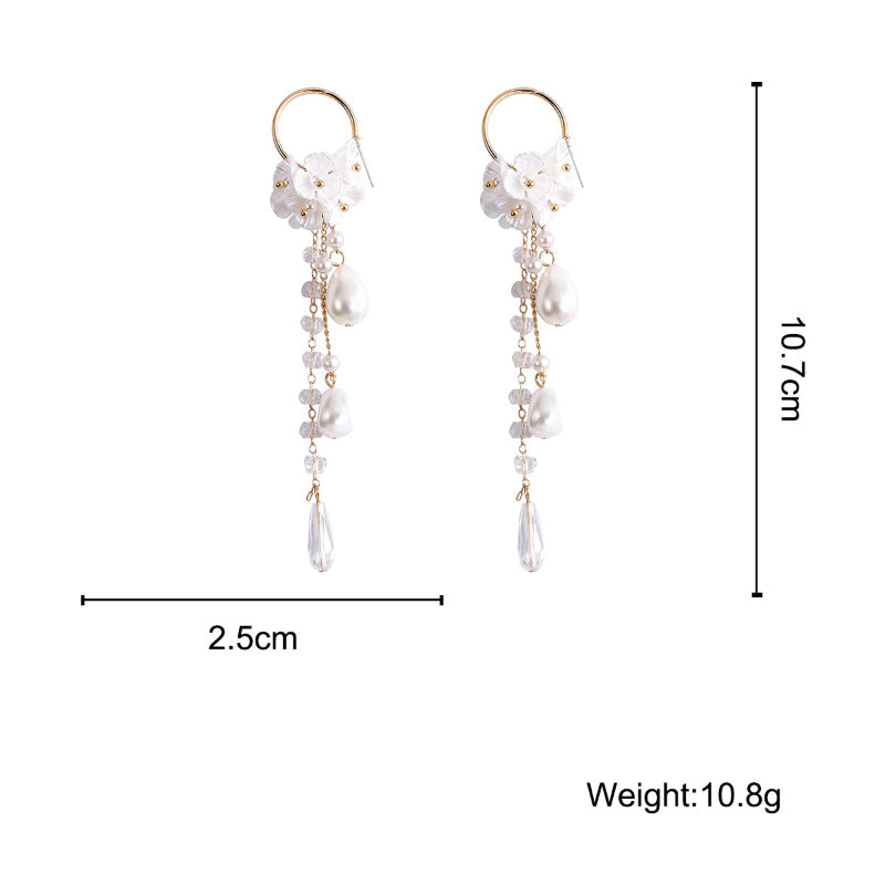 Von der Natur inspirierte elegante lange Tropfenohrringe mit Blumen und Perlen