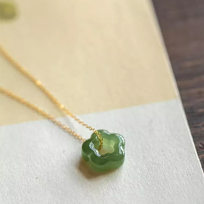 Wunderschöne florale Jade-Halskette