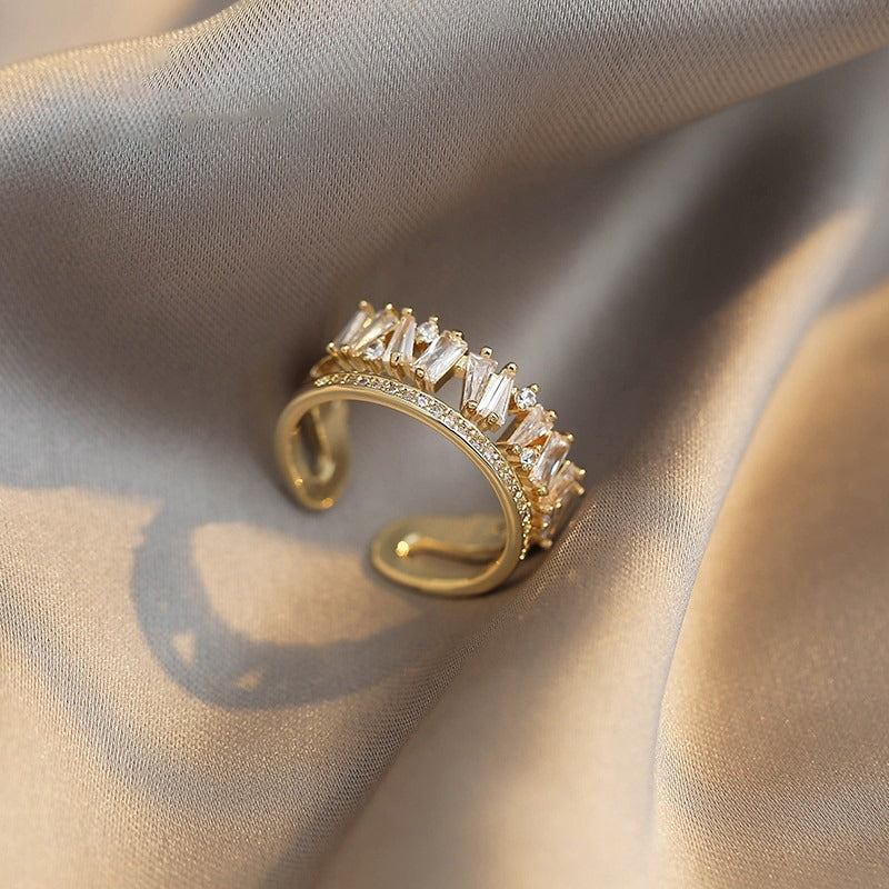 Wunderschöne und schöne mit Strasssteinen besetzte Ringkollektion