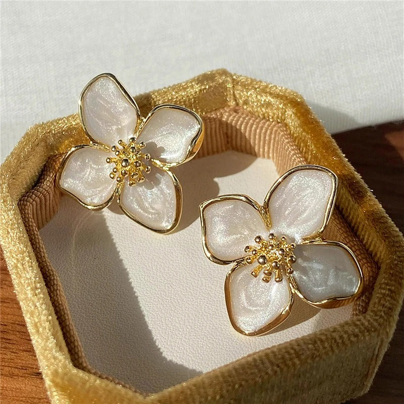 Glasierte Blumen-Ohrstecker für Damen