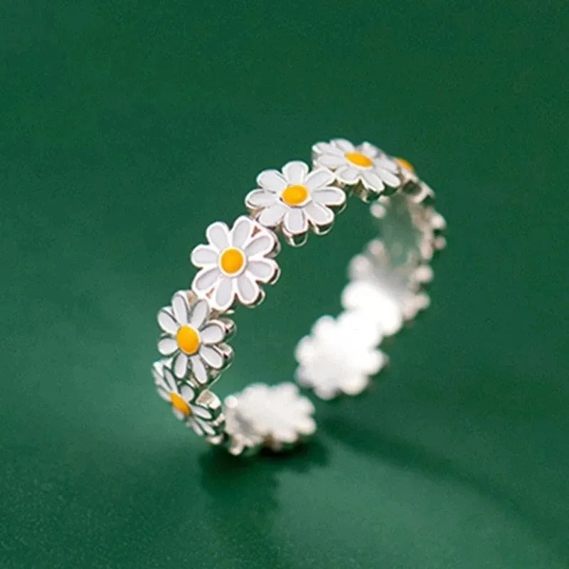 Zierliche verstellbare Ringe mit weißen Gänseblümchen