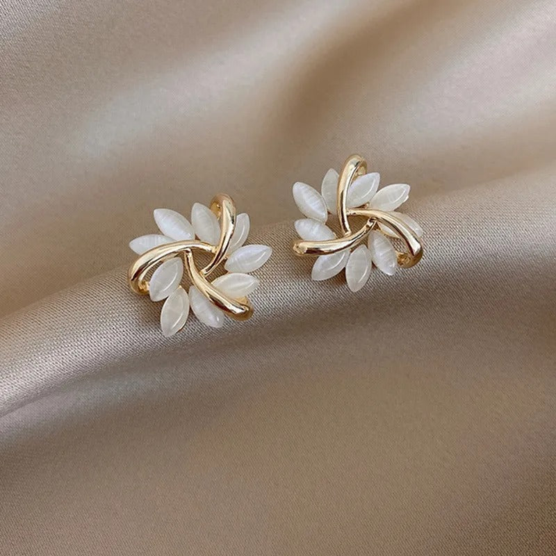 Carmiora - Elegante Opalblüten-Ohrringe