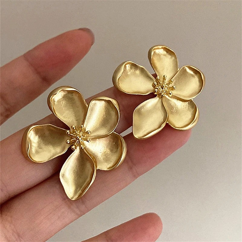 Goldfarbene, matte Textur, Metall, Blumen-Retro-Ohrringe für Damen