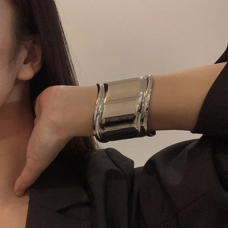 Armreife im Wellenstil mit weit geöffneten Manschetten