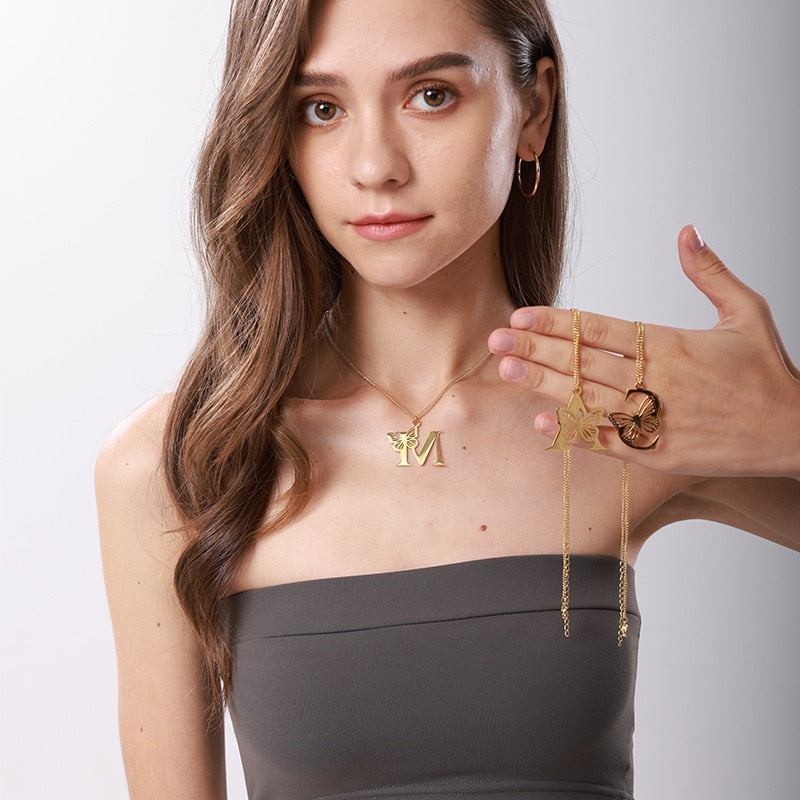 Buchstabenanhänger mit Schmetterlings-Akzent-Statement-Halsketten