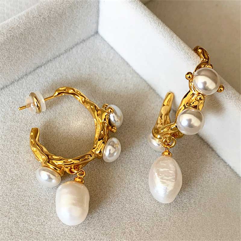 Elegante Statement-Creolen mit Barockperlen