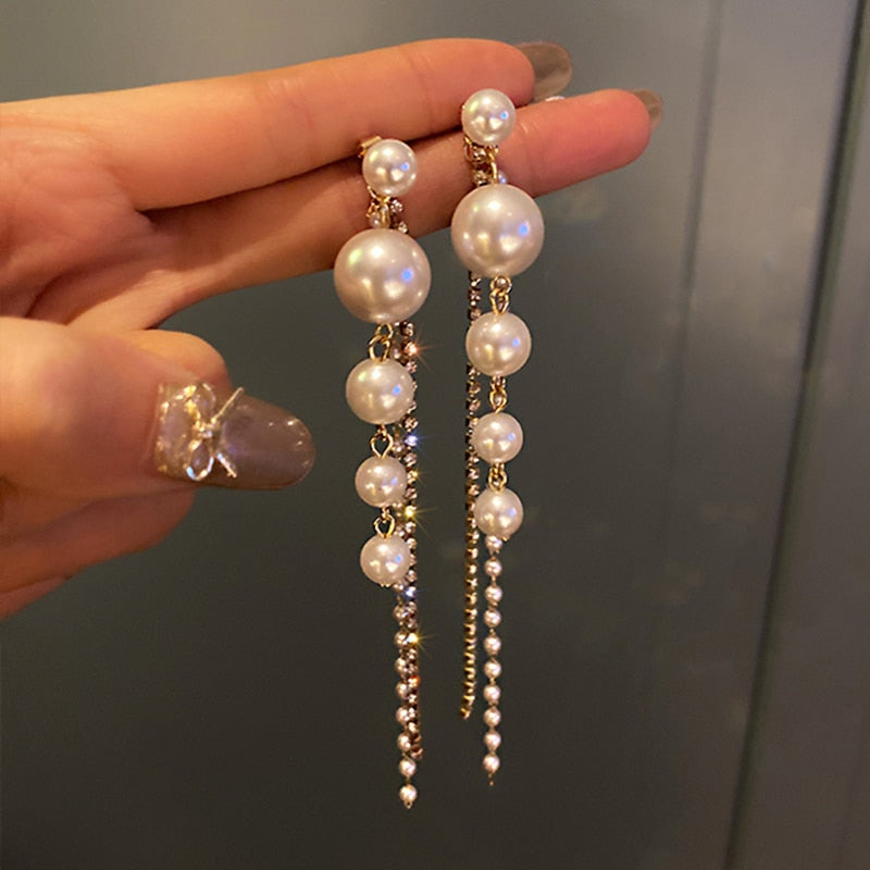 Kollektion eleganter, langer Statement-Ohrhänger