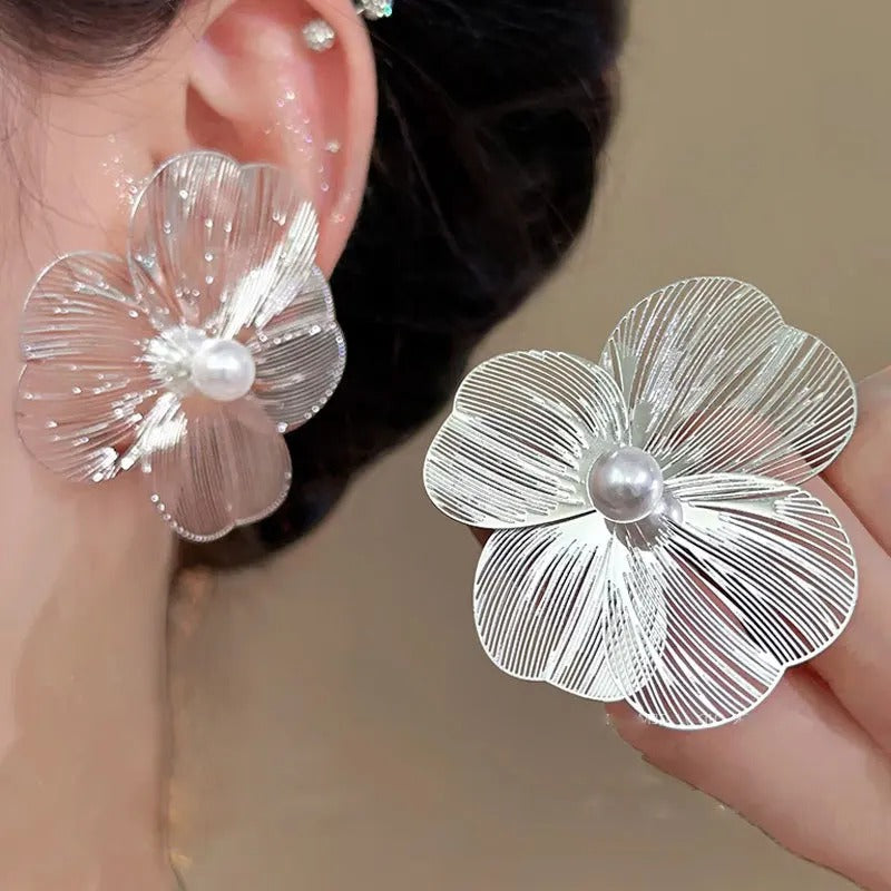 Ohrringe mit auffälligem Blumendesign und Kunstperlen Dekor