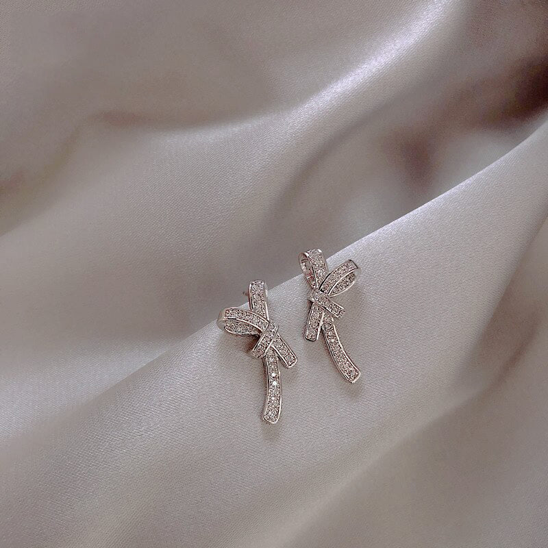 Silberne geknotete Ohrringe mit Strass-Akzenten