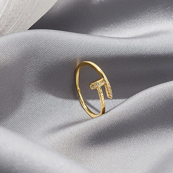 Zarte, mit Mikroeinlagen aus Zirkonia versehene Ringe in Nagelform