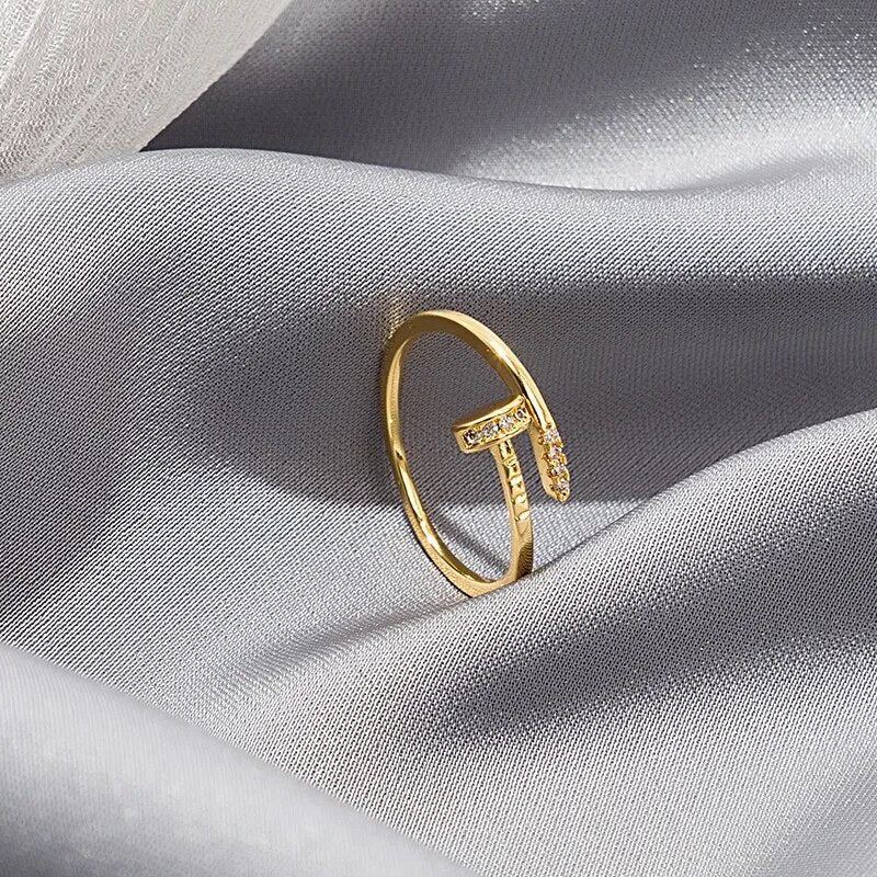 Zarte, mit Mikroeinlagen aus Zirkonia versehene Ringe in Nagelform