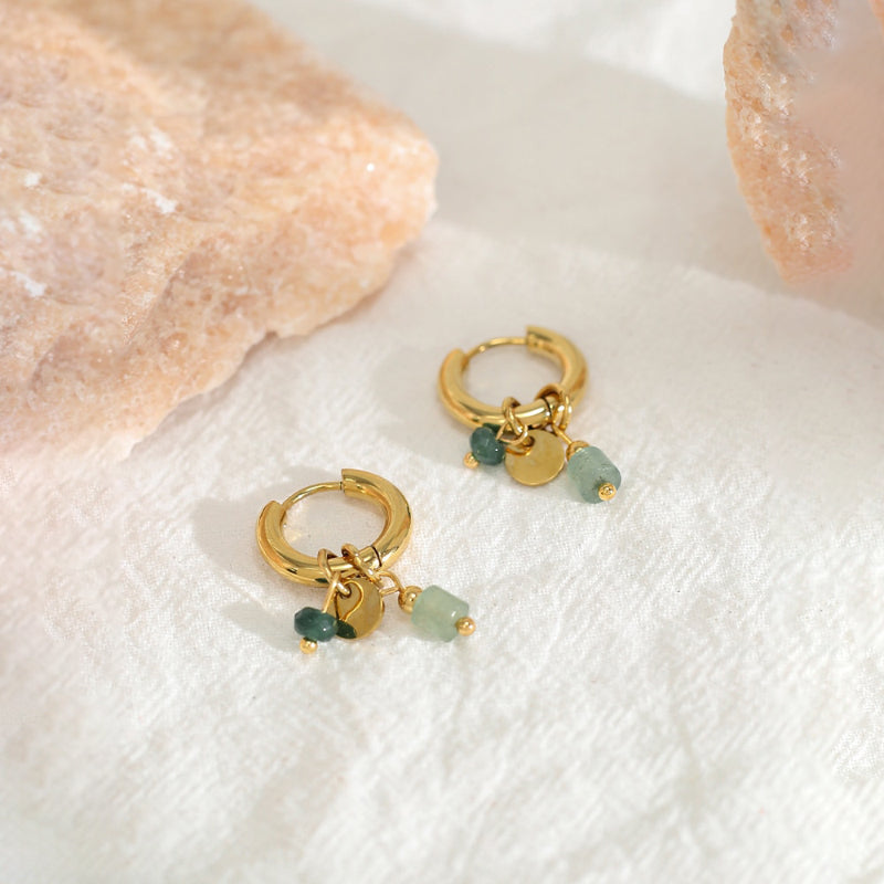 Kräftig grüne Creolen im Smaragd-Look