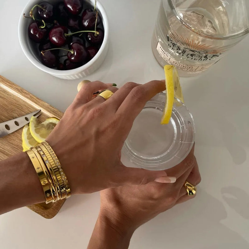 Stapelbare Armreifen mit Strasssteinen