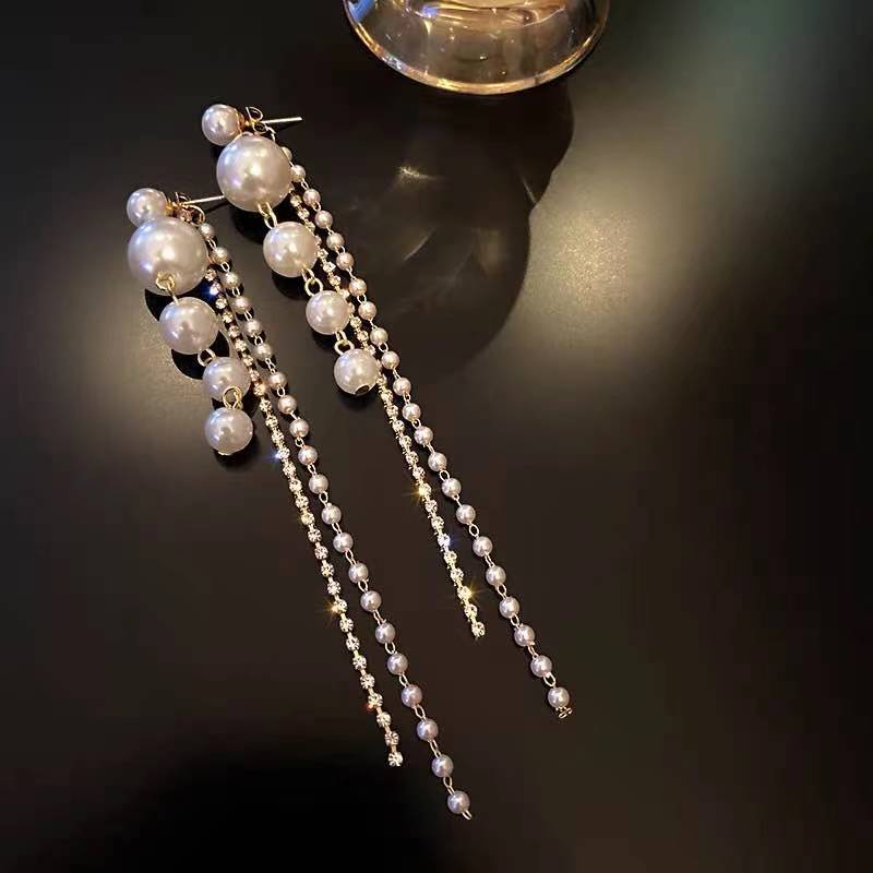 Kollektion eleganter, langer Statement-Ohrhänger