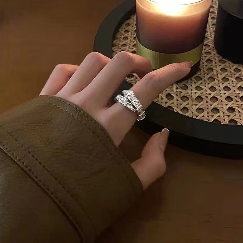 Carmiora - Schlangendesign Kristallring