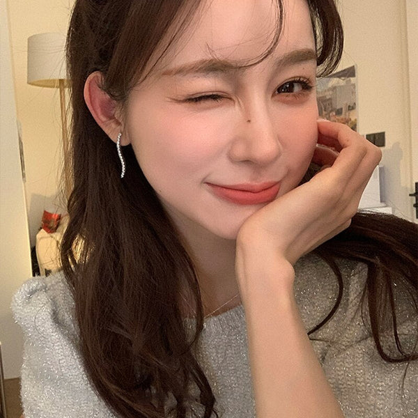 Minimalistische, gebogene Ohrringe mit eingelegtem Strass