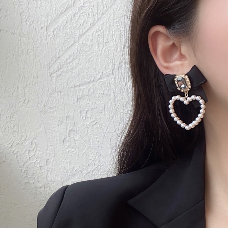 Schicke und gotische Statement-Ohrring-Kollektion in Schwarz