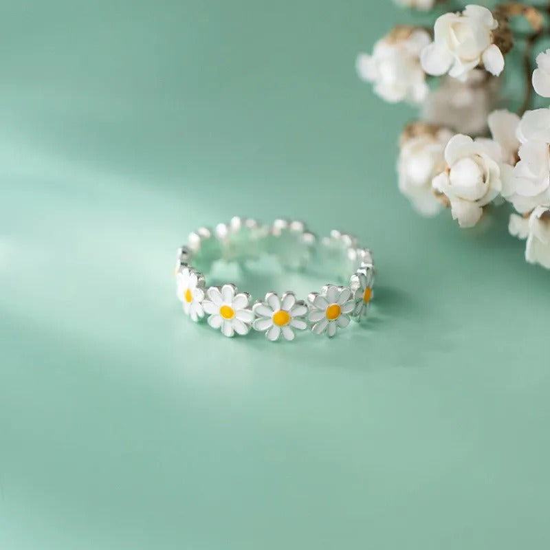 Zierliche verstellbare Ringe mit weißen Gänseblümchen
