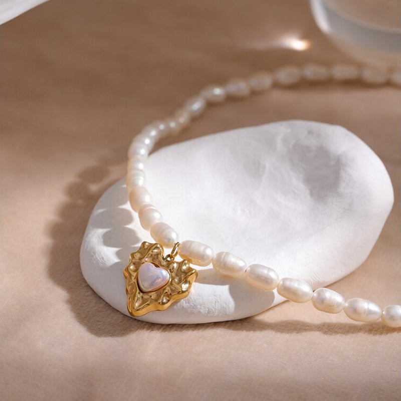 Halskette mit natürlicher Süßwasserperle und Herzanhänger