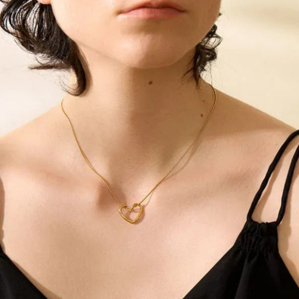 Romantische Halskette mit ausgehöhltem, herzförmigem Anhänger