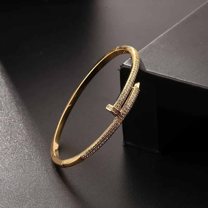 Carmiora - Einzigartiges Zirkon-Nagel-Armband