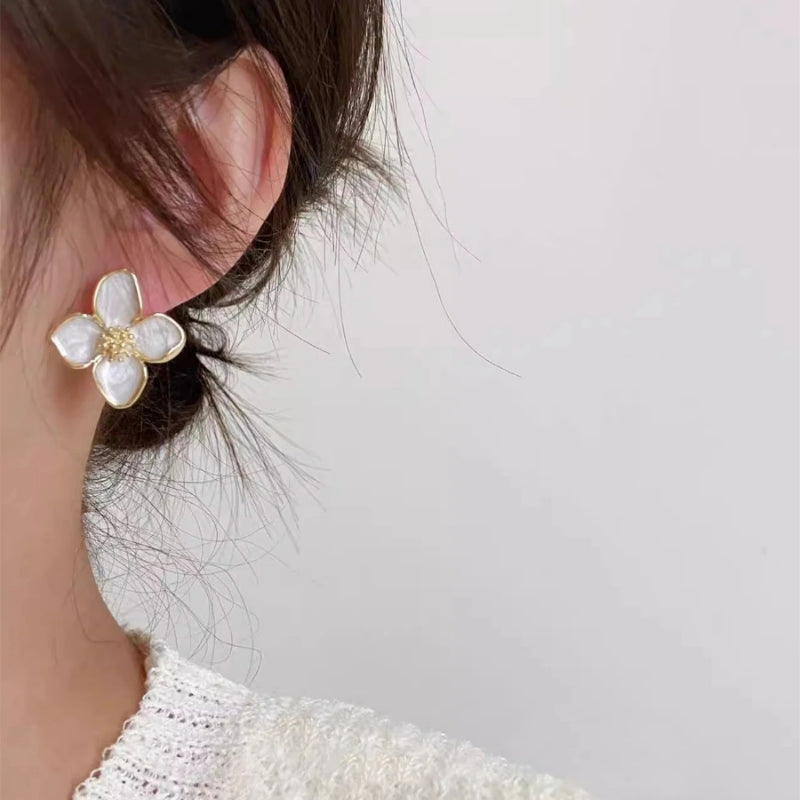 Glasierte Blumen-Ohrstecker für Damen