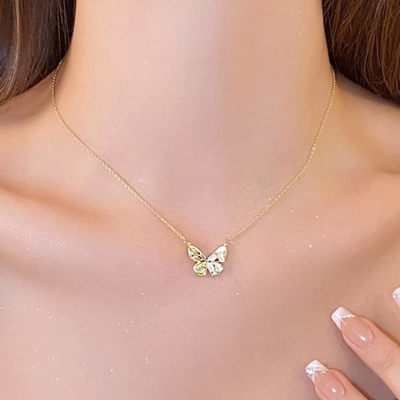 Wunderschöne asymmetrische Halskette mit Schmetterlingsflügel-Anhänger