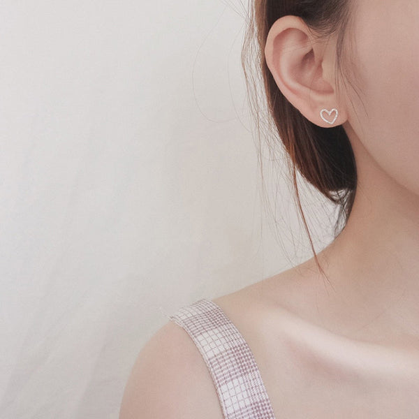 Entzückende silberne herzförmige Ohrringe