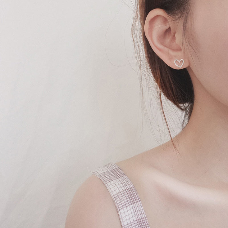 Entzückende silberne herzförmige Ohrringe