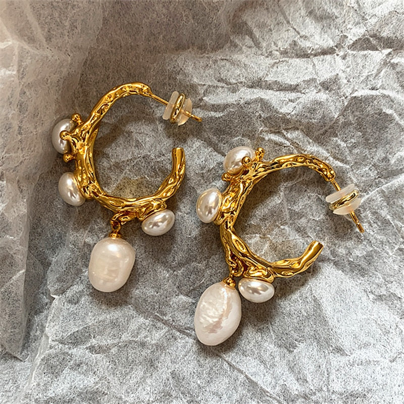 Elegante Statement-Creolen mit Barockperlen