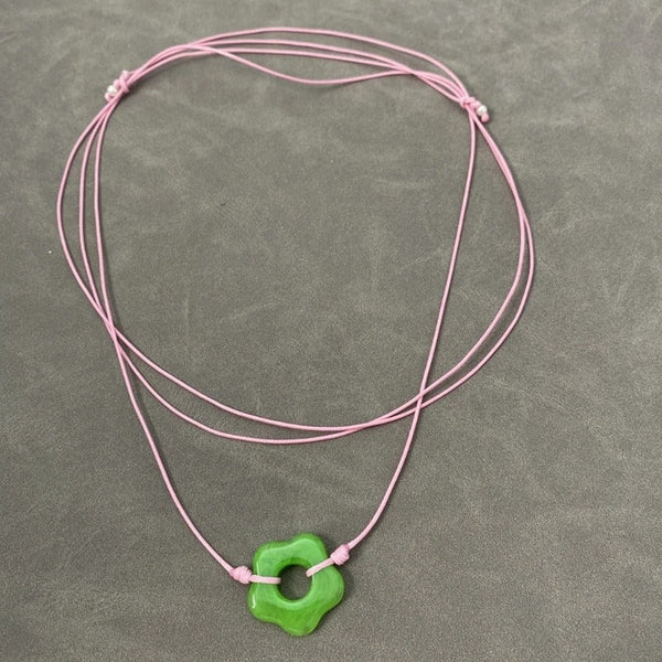 Lebendige Halskette mit hohlem Blumenanhänger