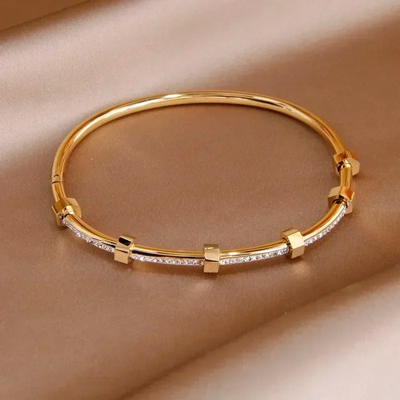 Carmiora - Elegante Infinity-Armreifen aus Edelstahl