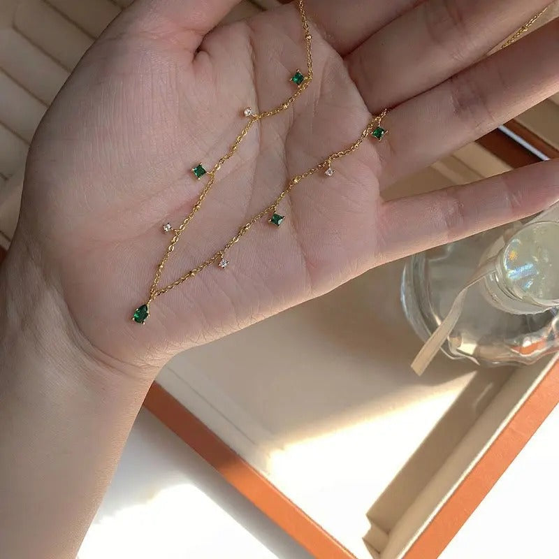 Elegante glitzernde Halskette mit Anhänger in grünem Wassertropfen-Zirkonia