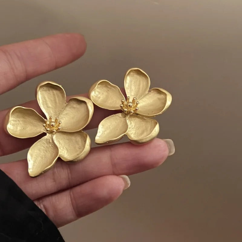 Goldfarbene, matte Textur, Metall, Blumen-Retro-Ohrringe für Damen