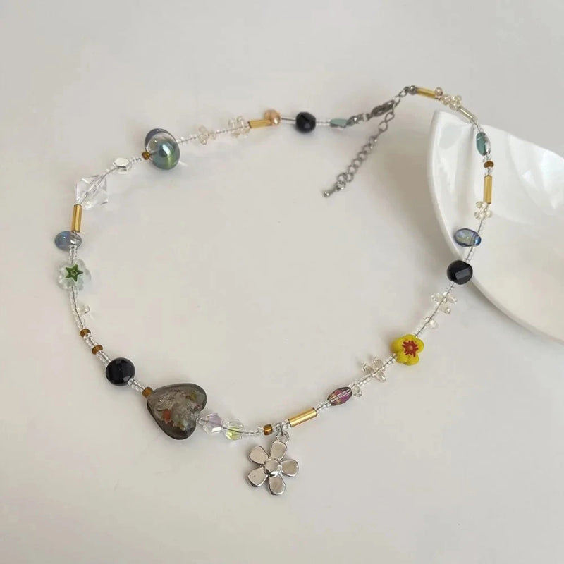 Modische handgefertigte Halskette mit Blumenperlen
