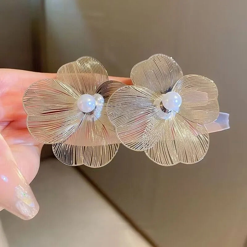 Ohrringe mit auffälligem Blumendesign und Kunstperlen Dekor