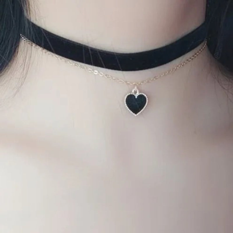 Doppellagige Chokerhalskette aus Samt mit Liebesherz