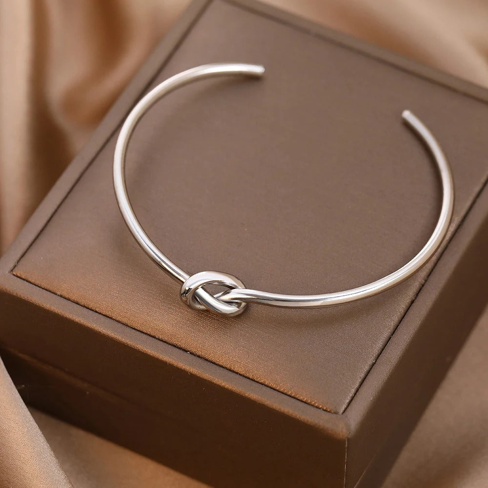 Carmiora - Manschettenarmband mit offenem Knoten