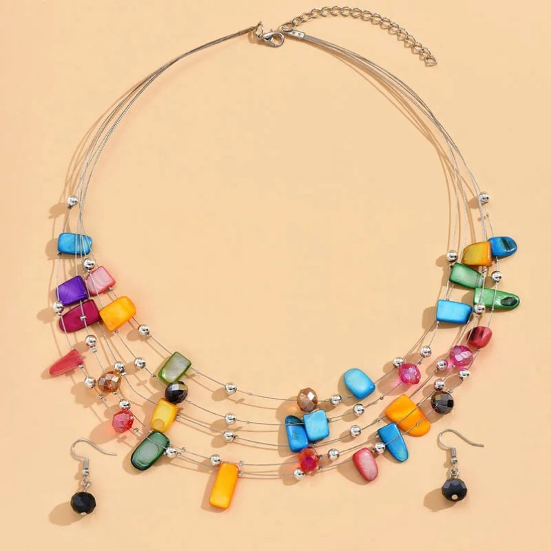 Lebendige mehrlagige Perlenketten- und Ohrring-Schmucksets