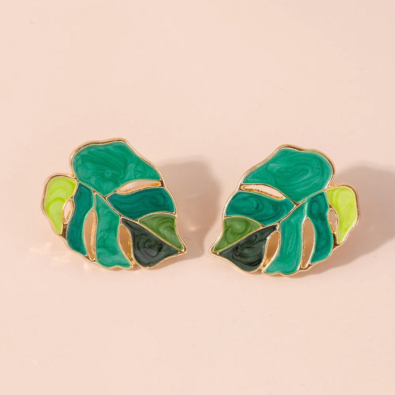 Grüne Emaille-Ohrhänger mit Monstera-Blatt