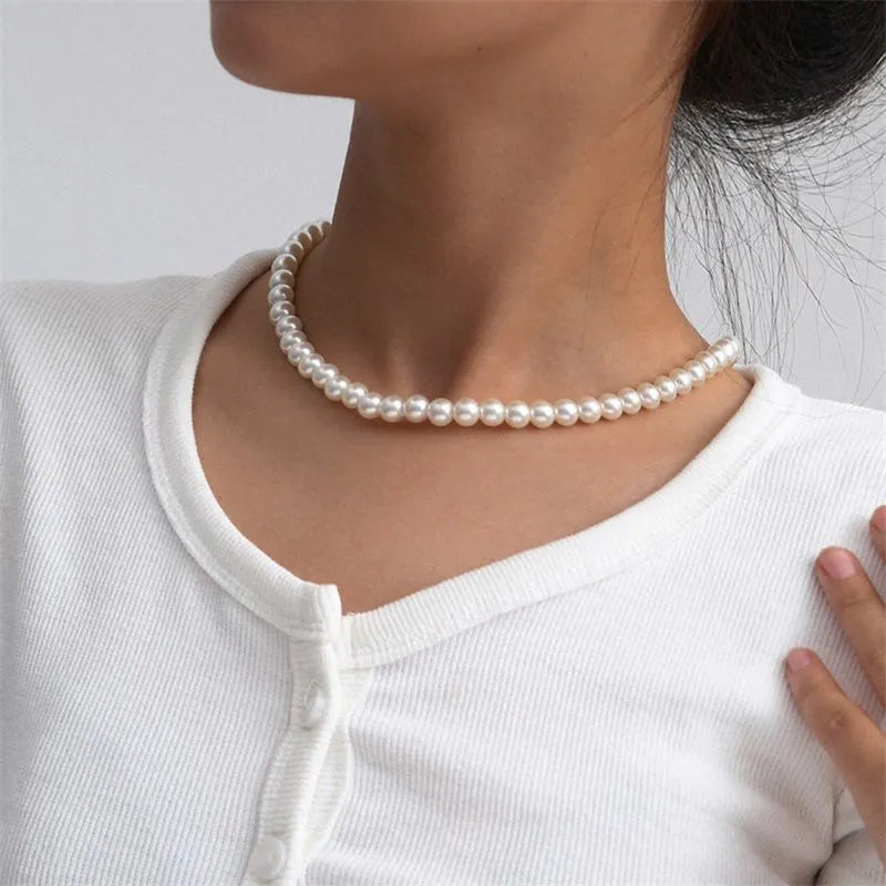 Klassische und elegante Choker-Halskette mit weißen Perlen