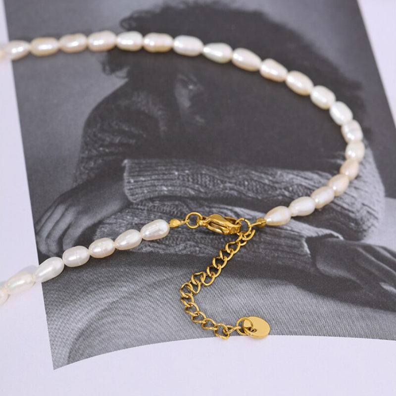 Halskette mit Anhänger aus Perlmutt und Halbmond