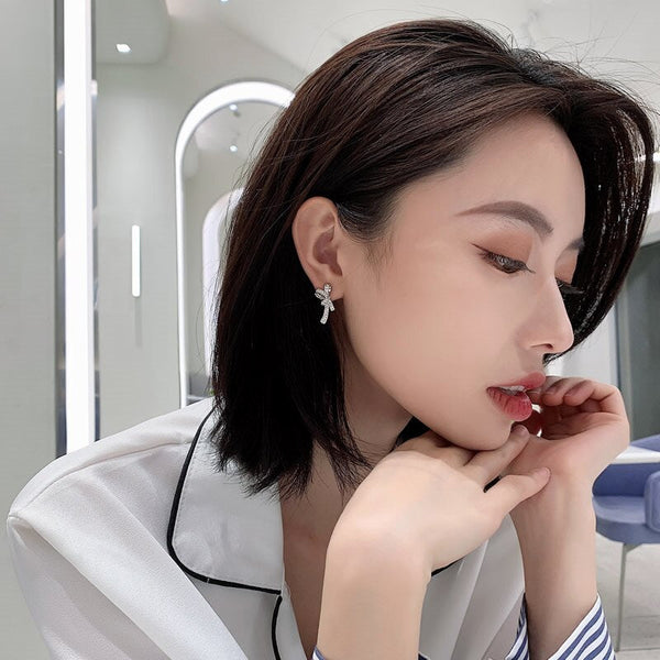 Silberne geknotete Ohrringe mit Strass-Akzenten