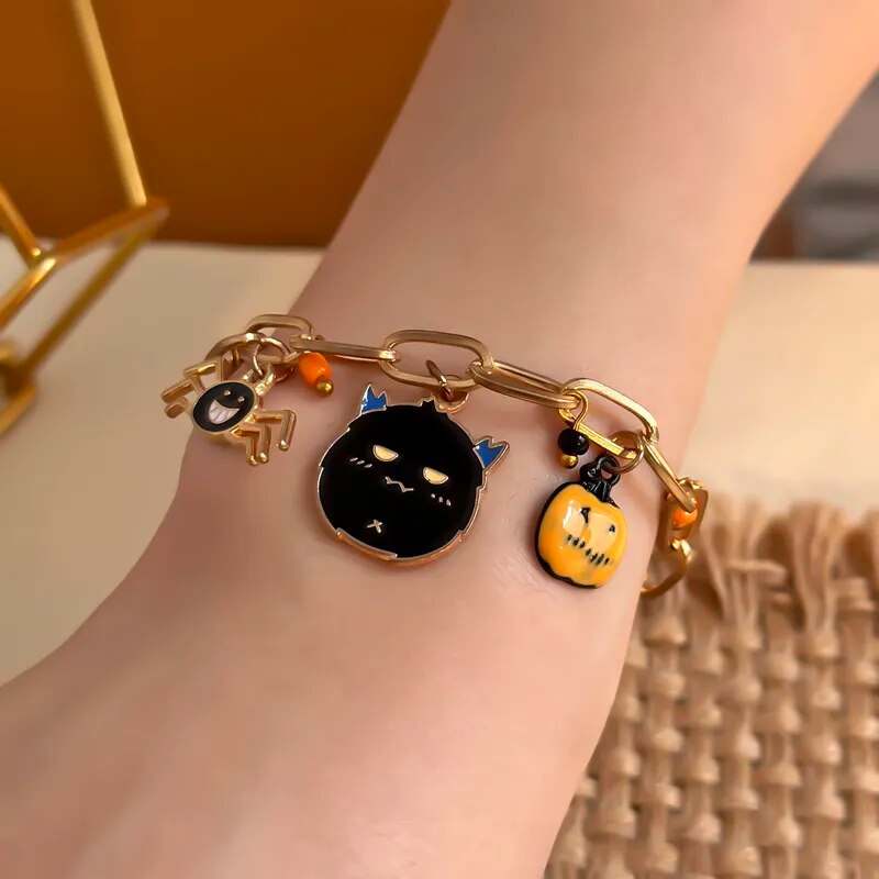 Dicke Kettenarmbänder mit mehreren Charms zum Thema Halloween
