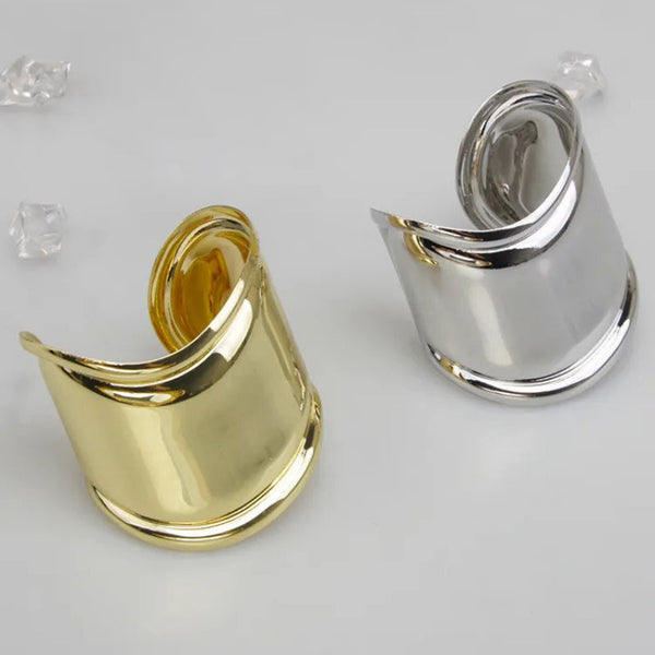 Armreife im Wellenstil mit weit geöffneten Manschetten