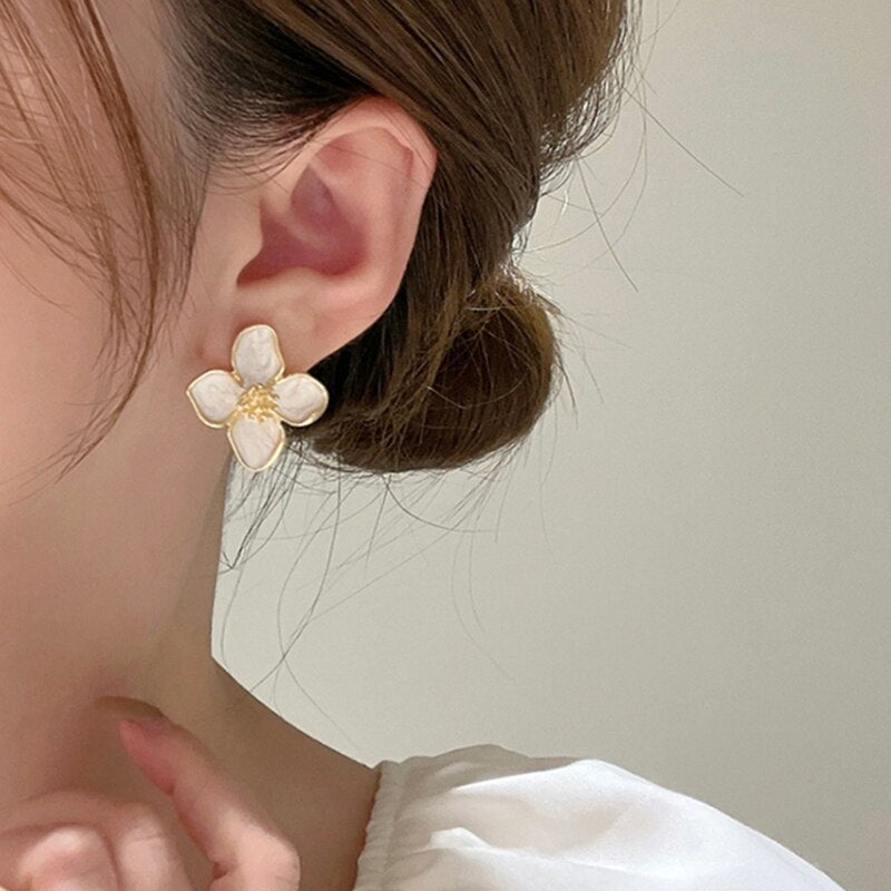 Statement-Ohrringe mit Emaille-Bemalung und Blumenblütenmotiv