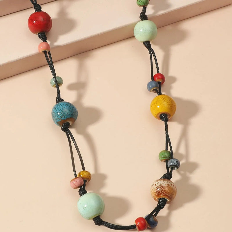 Exquisite lange Halskette mit Keramikperlen